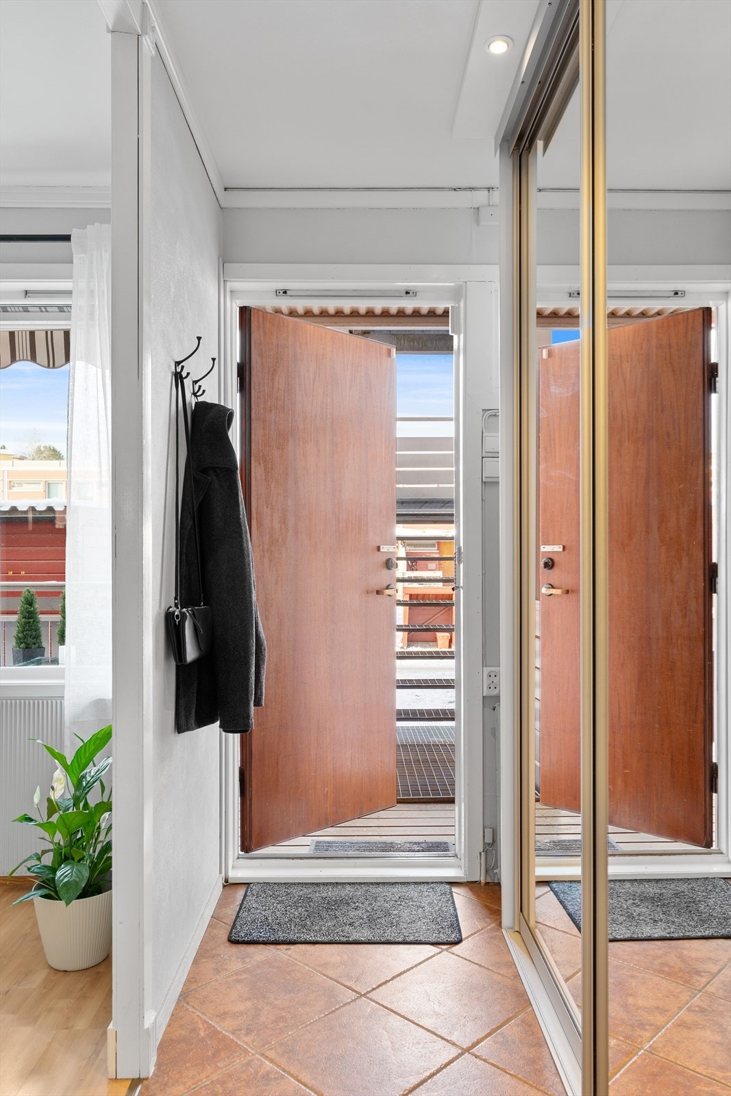 Velkommen inn! Her blir du møtt av en entré med god oppbevaringsplass for klær og sko. Galleribilde