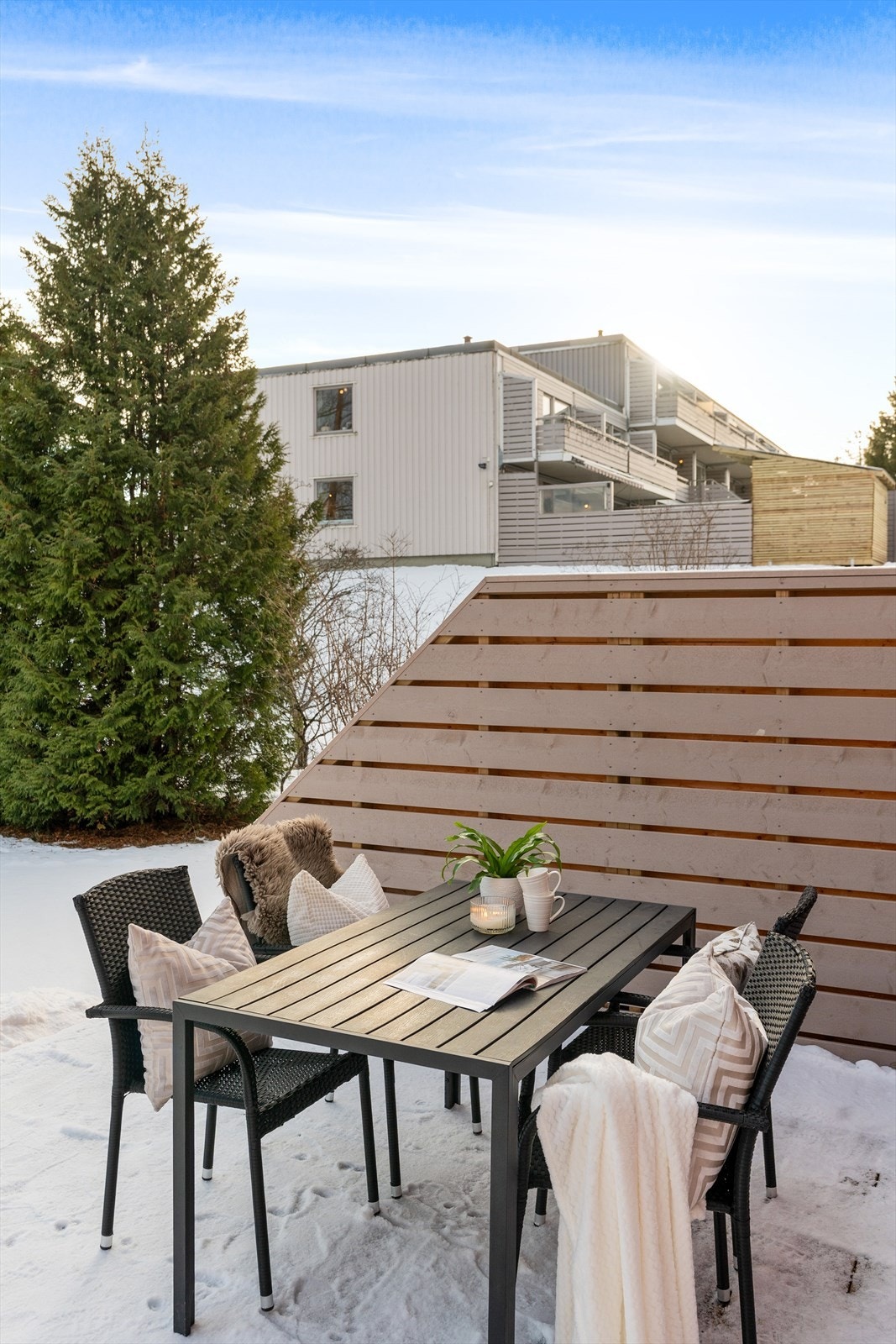 Det er god plass mellom boligene på tunet. Galleribilde