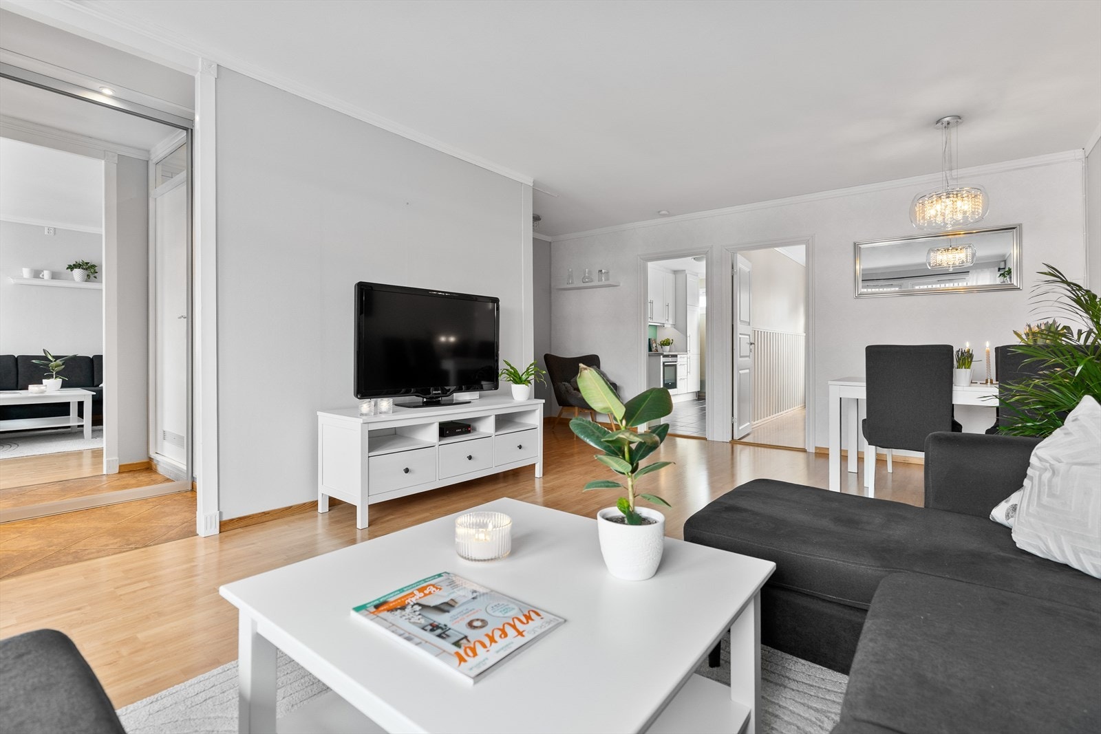 Stuen har god plass til sofa- og spisebordløsninger samt tv-møblement Galleribilde