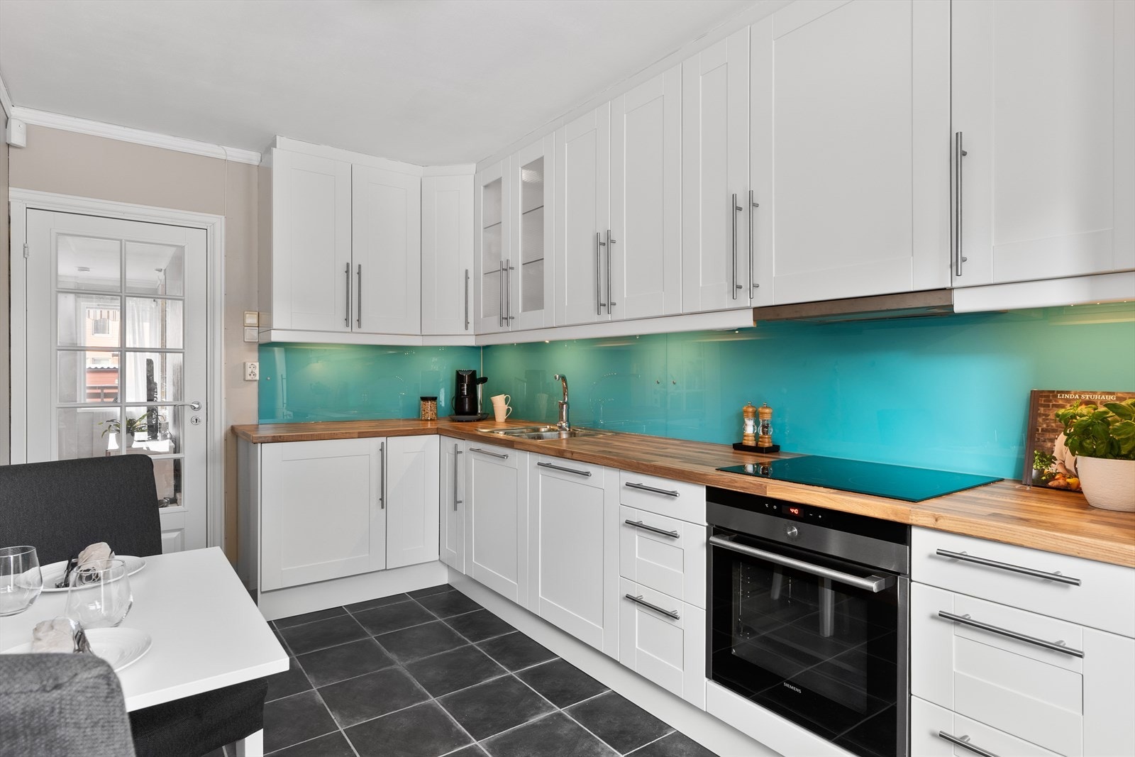 Kjøkkenet ligger adskilt fra stuen og måler 10,5 m². Galleribilde