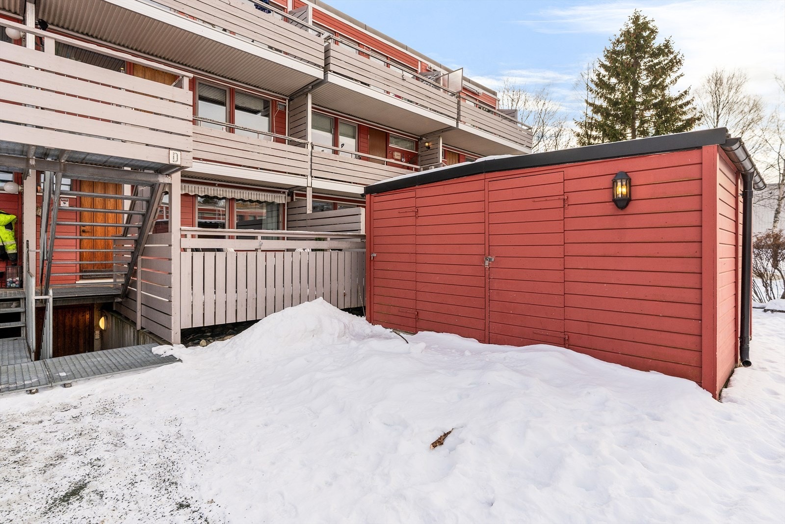 Felles sportsbod til høyre samt nedgang til kjeller hvor man har en egen bod på 15 kvm og en fellesbod på 21 kvm. Galleribilde