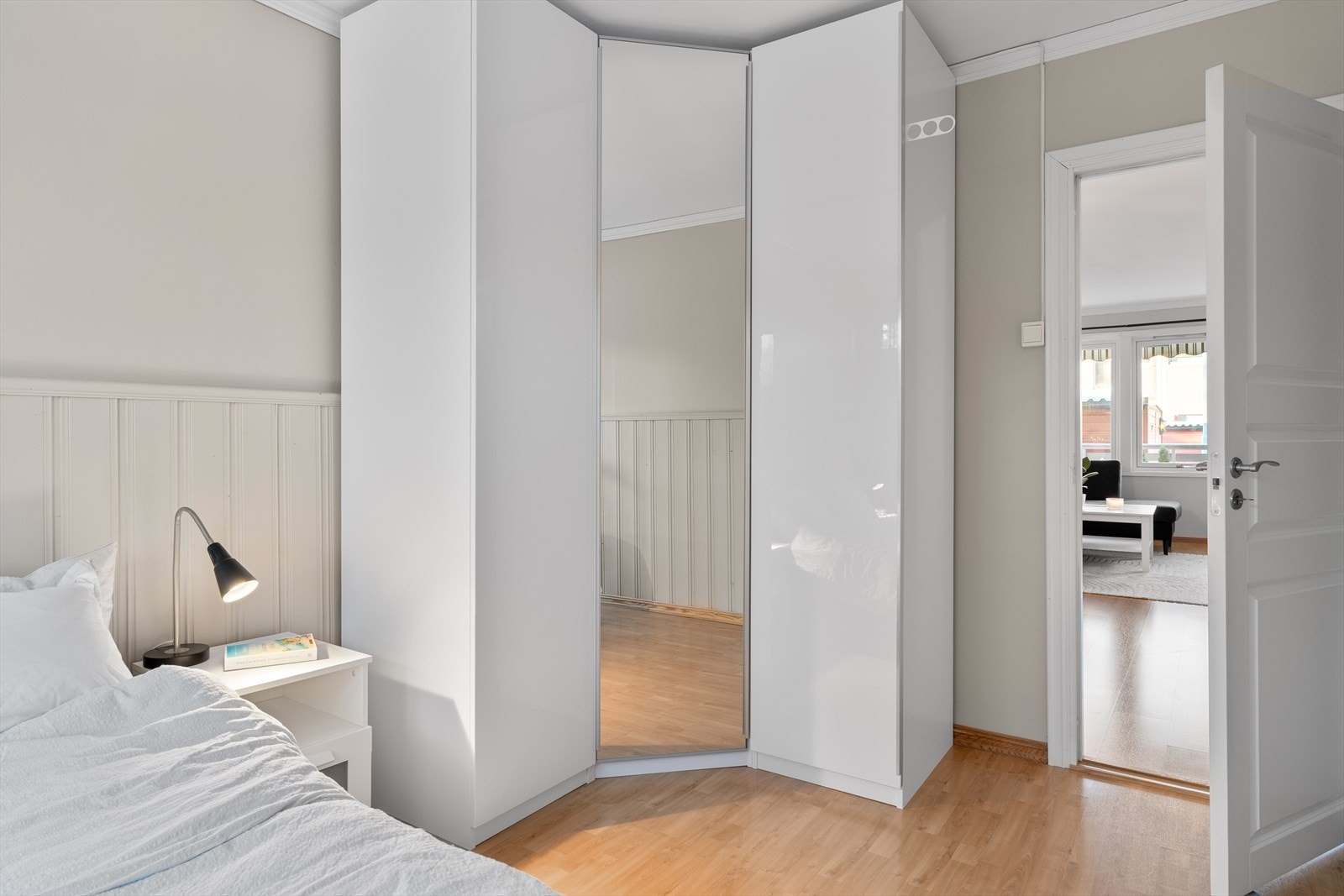 Her er det god plass til en stor dobbeltseng og garderobeskap følger med. Galleribilde