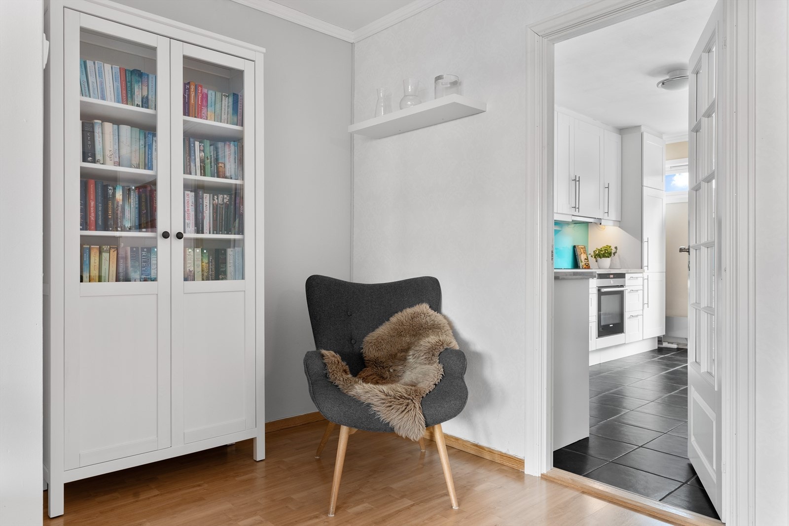 Her var det opprinnelig en bod som tidligere eier har fjernet. Rommet benyttes i dag til en del av stuen. Galleribilde