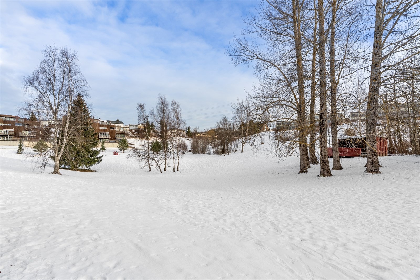 Boligen nyter en svært skjermet beliggenhet da den vender mot flotte friområder. Galleribilde