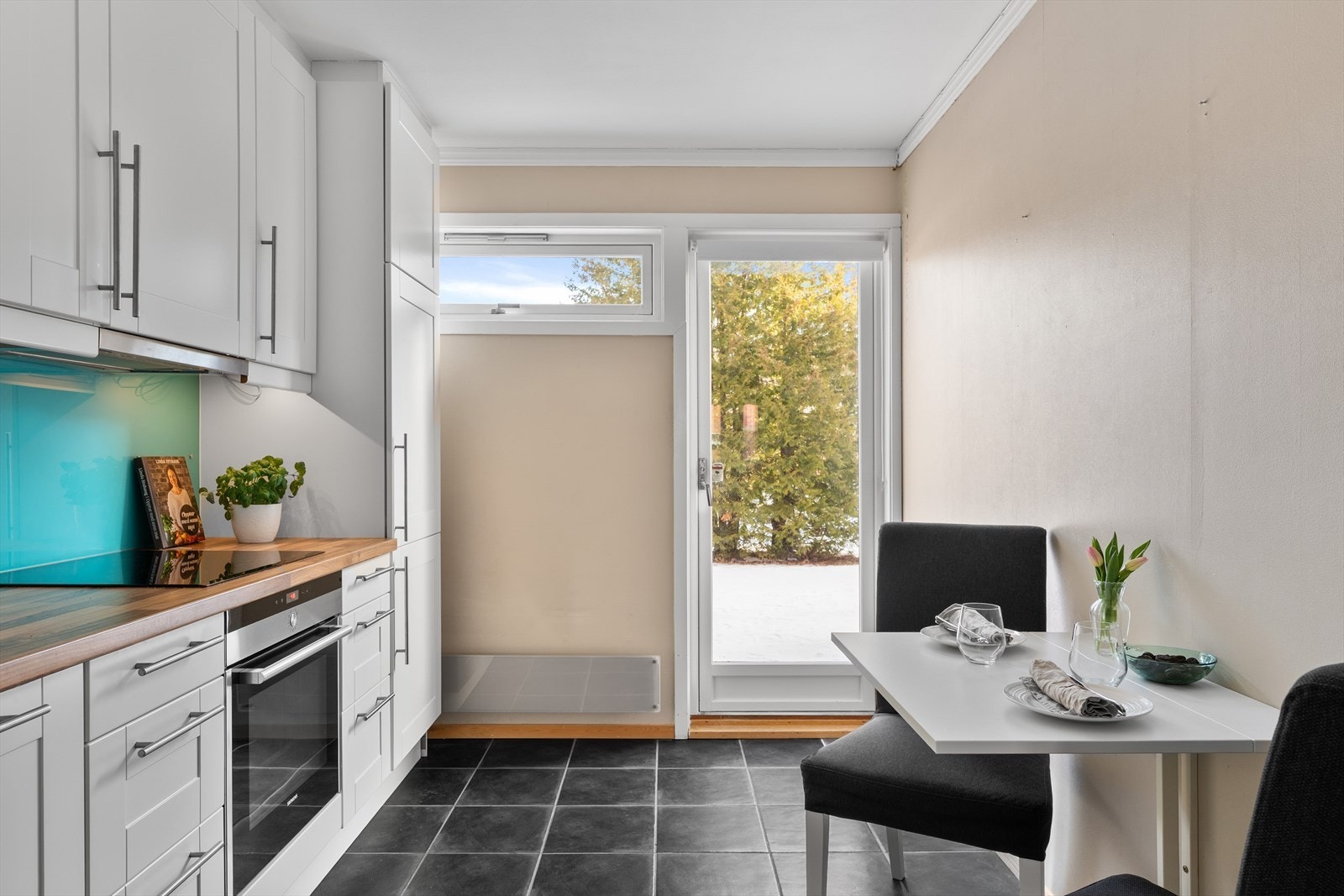 Her er det plass til et lite kjøkkenbord og utgang til den østvendte terrassen. Galleribilde