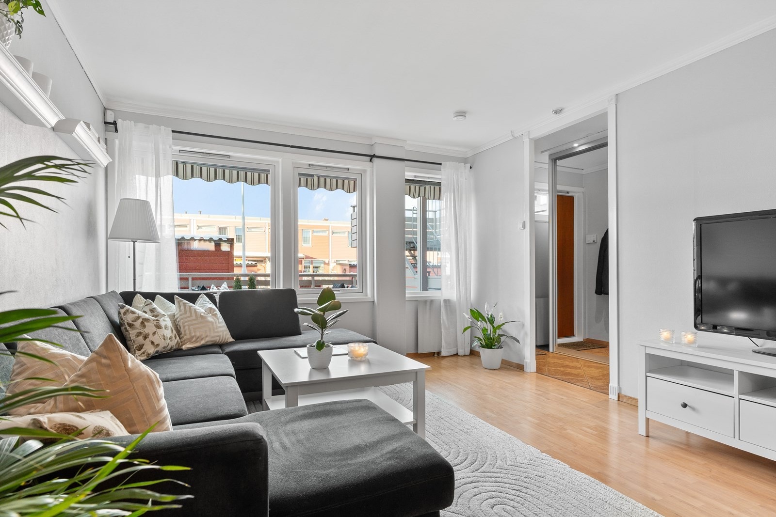 De store vindusflater gir et godt innlys og en god atmosfære i rommet. Galleribilde