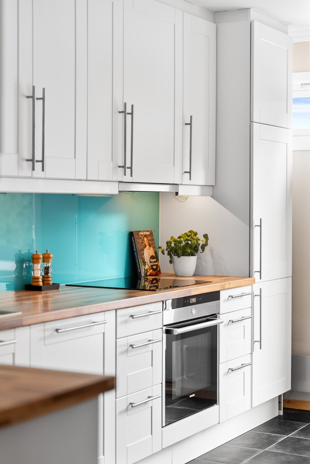 Alle hvitevarene er integrert og følger med også vaskemaskin. Galleribilde