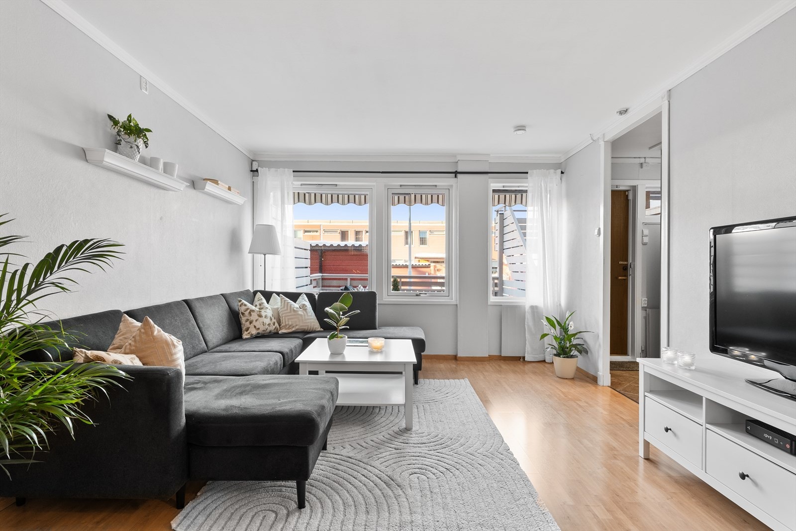 På stuen er det uttak for kabel-tv/internett som er inkludert i de månedlige felleskostnadene, oppvarming og varmtvann er også inkludert. Galleribilde