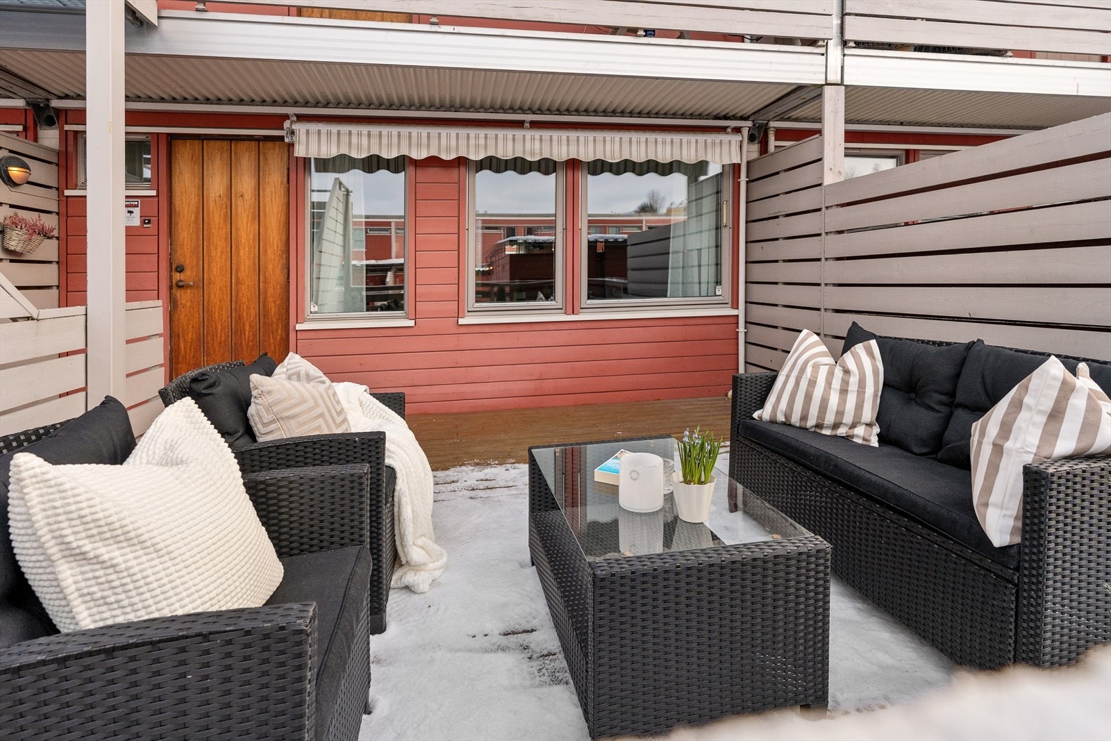 Terrassen som er delvis overbygd er utstyrt med markise, levegg og gjerde. Galleribilde