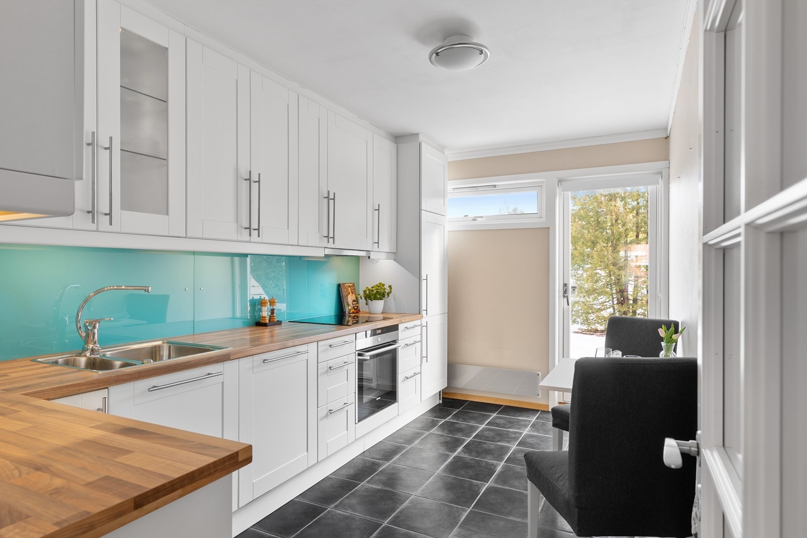 Den lyse innredningen har godt med skap- og benkeplass. Galleribilde