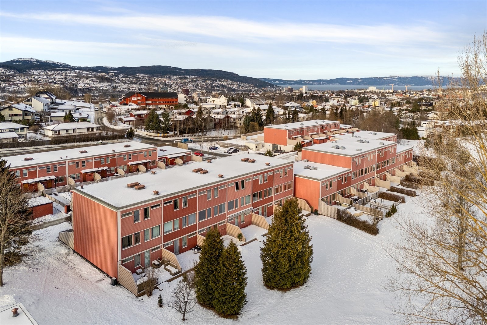 Det er under 5 km til Trondheim sentrum og svært god offentlig kommunikasjon i området. Galleribilde