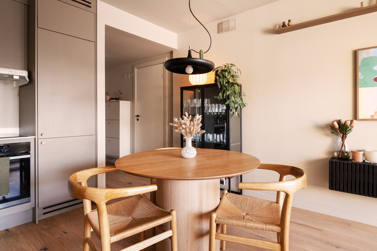 Radiatorer tilknyttet fjernvarme sørger for en god og jevn temperatur gjennom vinteren Galleribilde