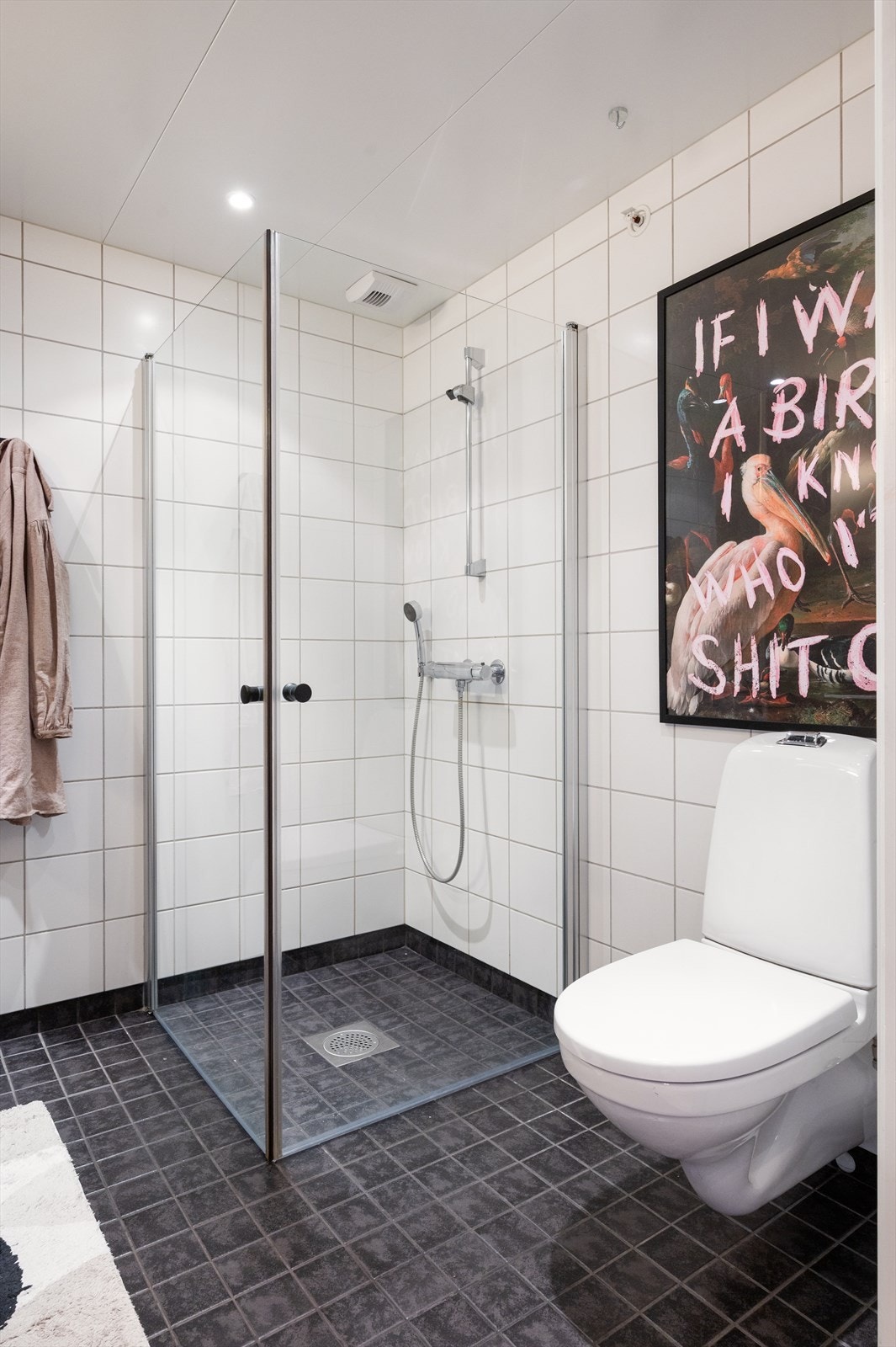 Servant er montert i benkeplate med ettgreps blandebatteri, og toalettet er vegghengt med utenpåliggende sisterne. Galleribilde