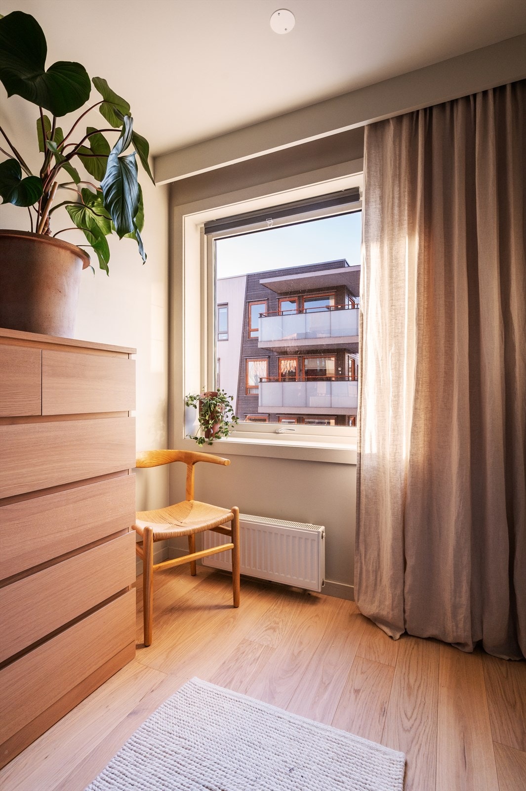 Rommet vender mot indre gårdsrom. Galleribilde