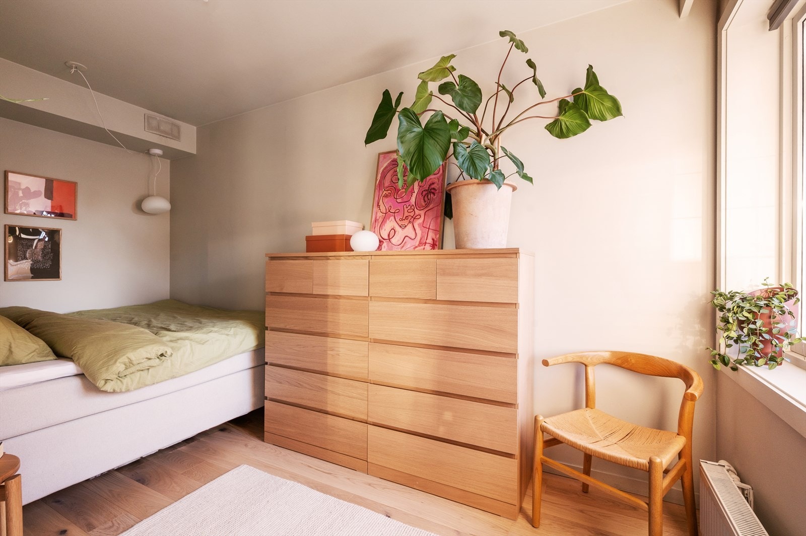 Romslig soverom med plass til dobbeltseng, nattbord og kommode eller garderobeskap. Galleribilde