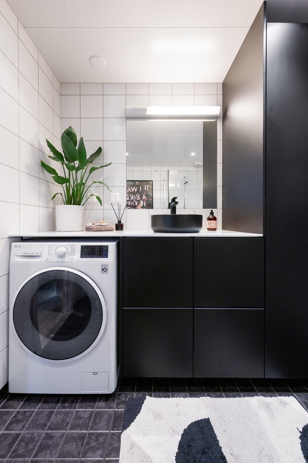 Det er opplegg for vaskemaskin under benkeplaten. Baderomsinnredningen ble byttet i 2022, og avtrekksventil er tilkoblet balansert ventilasjon. Galleribilde