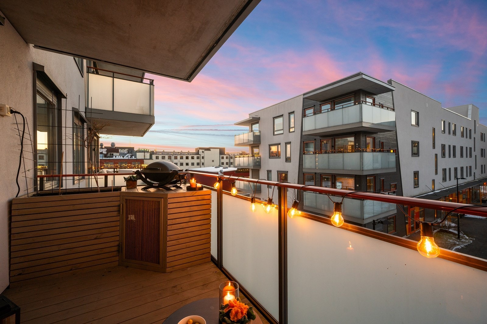 Balkongen har plassbygd blomsterkasse og skap for oppbevaring. Galleribilde