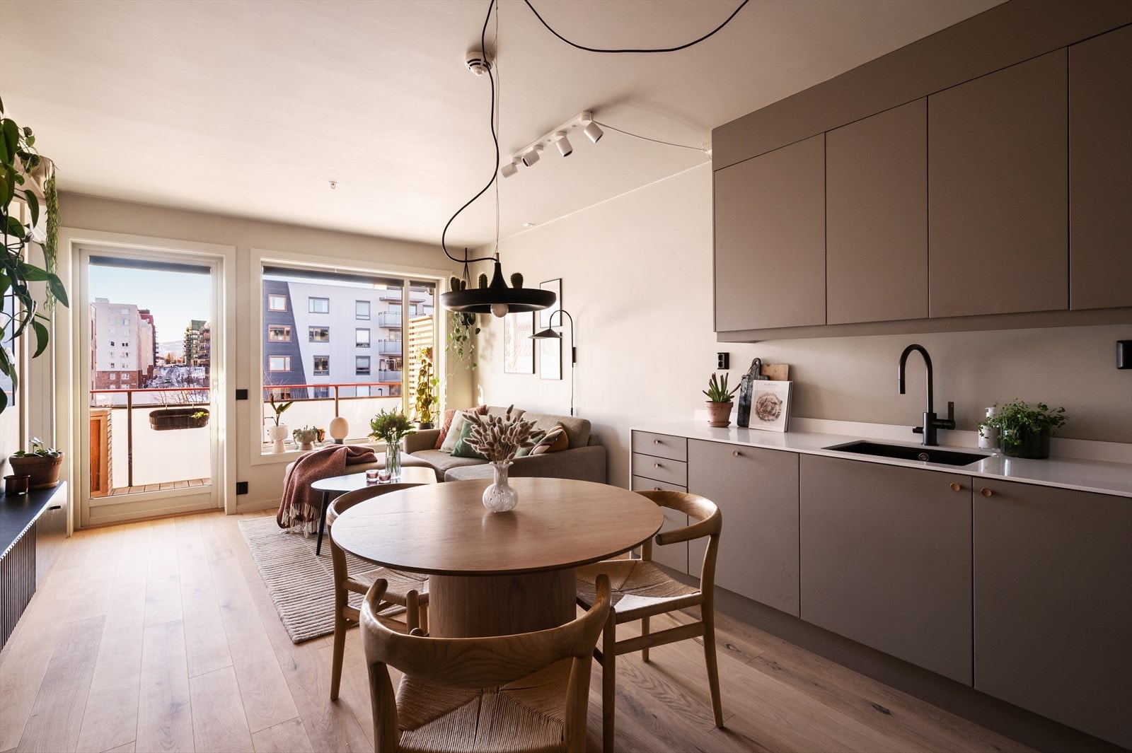 Stuen har gode møbleringsmuligheter med plass til sofaseksjon med tilhørende møblement, samt spisebord for hyggelige sammenkomster. Galleribilde