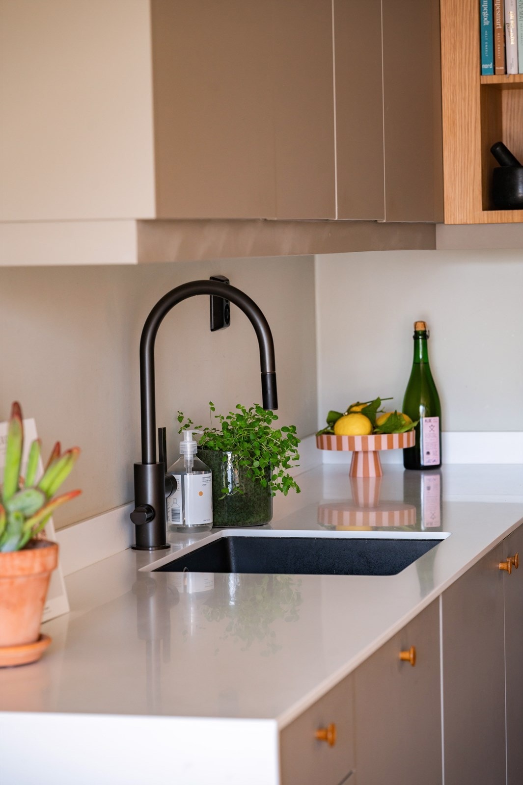 I 2022 ble frontene malt og benkeplaten byttet. Samtidig ble blandebatteri, oppvaskkum, koketopp og stekeovn skiftet ut, og det ble installert integrert kjøl/frys og oppvaskmaskin. Galleribilde