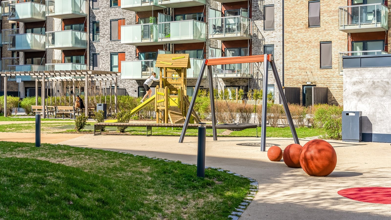 Her finner man gangstier, gressplen og lekeområder for de minste. Galleribilde