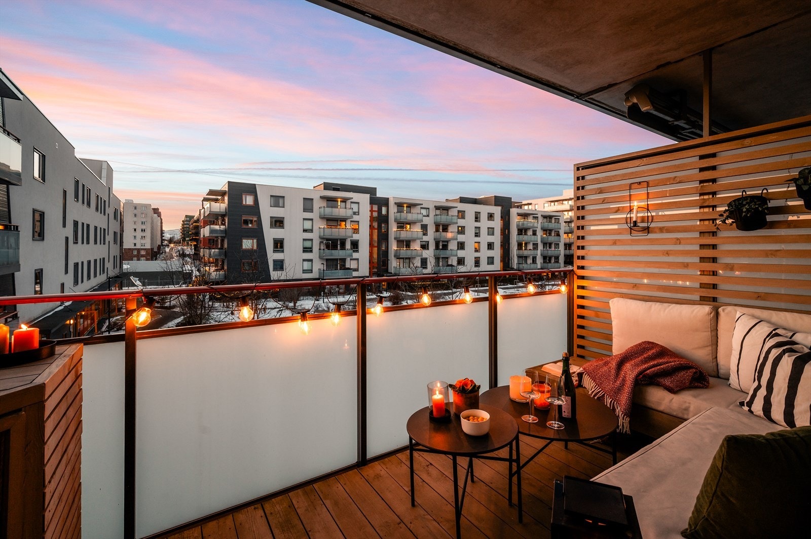 Balkongen fungerer som en naturlig forlengelse av boligen i sommerhalvåret, og har god plass til sittegruppe, grill og hyggelig beplantning. Galleribilde