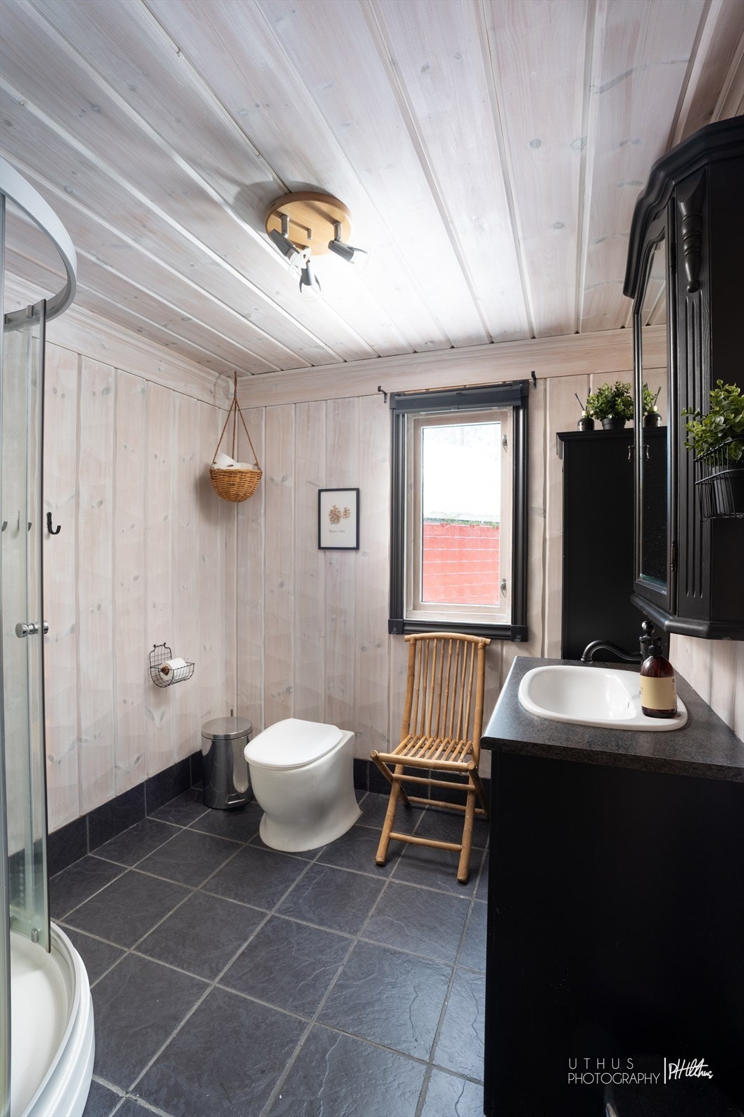 Badet beligger i første etasje og har flislagt gulv med elektriske varmekabler installert i gulv. Galleribilde