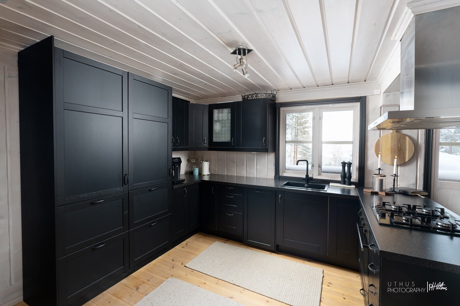 Kjøkkeninnredningen består av profilerte skapfronter. Benkeplaten er i laminat, og det er montert nedfelt platetopp og oppvaskkum. Galleribilde