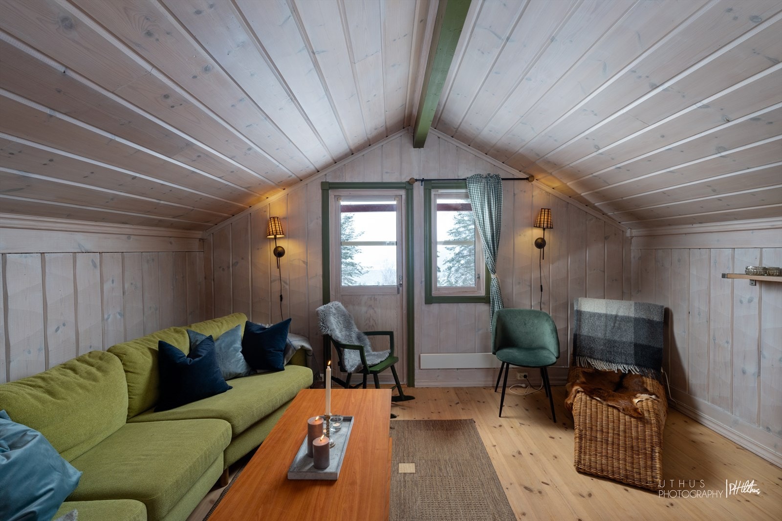 Fra loftstue er det adkomst til en østvendt balkong på ca 4 kvm. Galleribilde