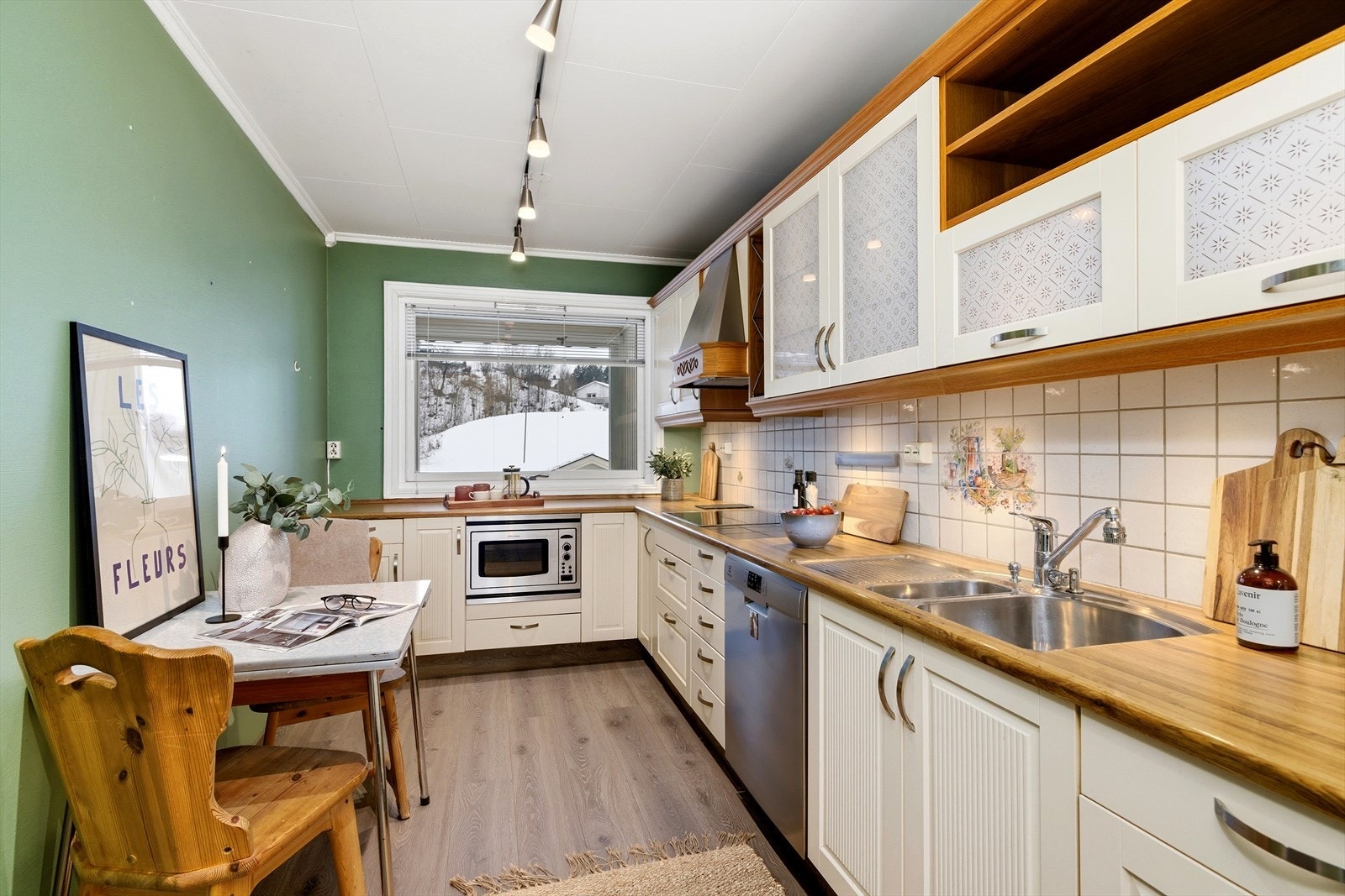 Kjøkkenet har god plass til en hyggelig spisekrok for hverdagsmåltidene. Galleribilde