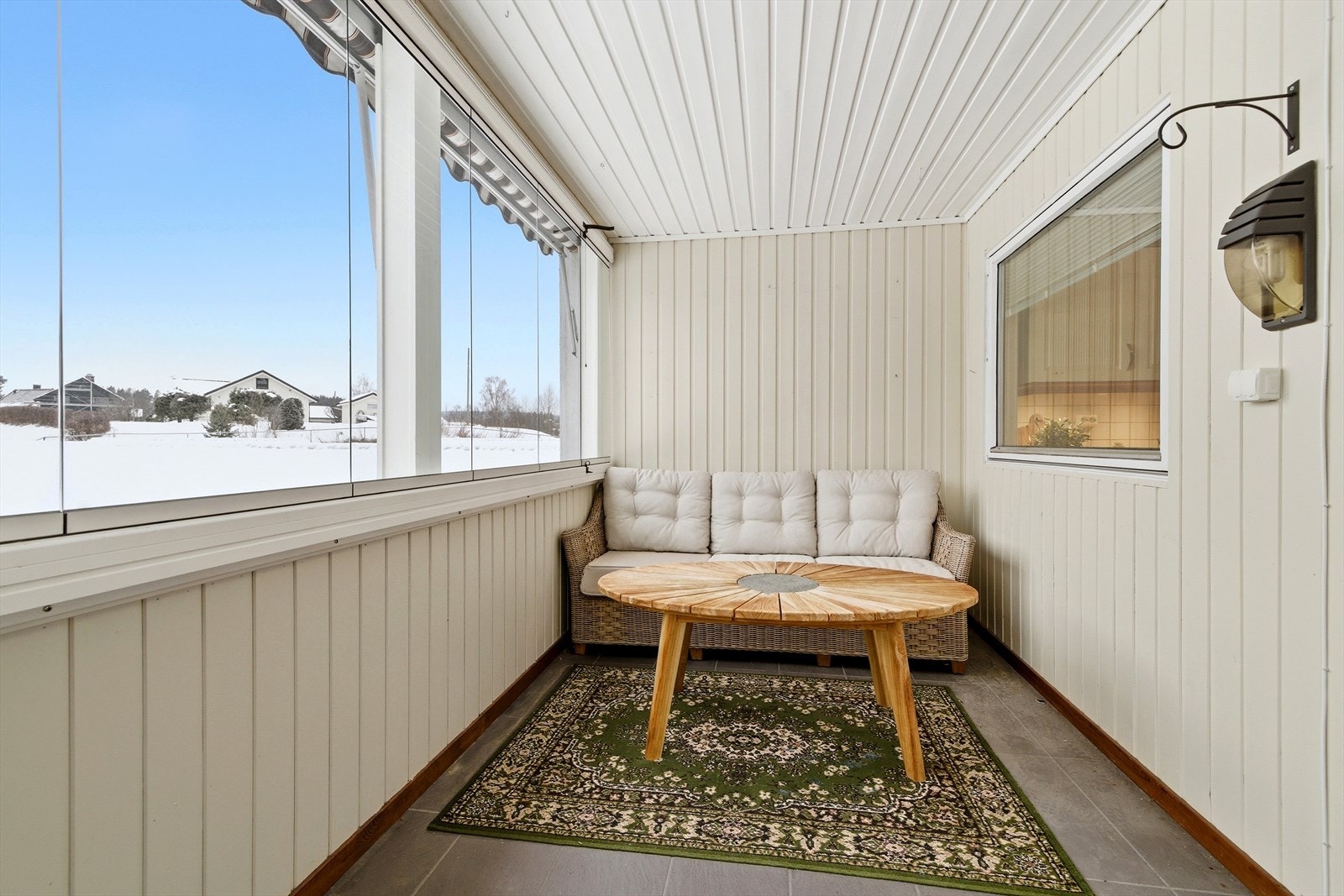 Innglassingen, utført i 2015, gjør at balkongen kan benyttes store deler av året. Galleribilde