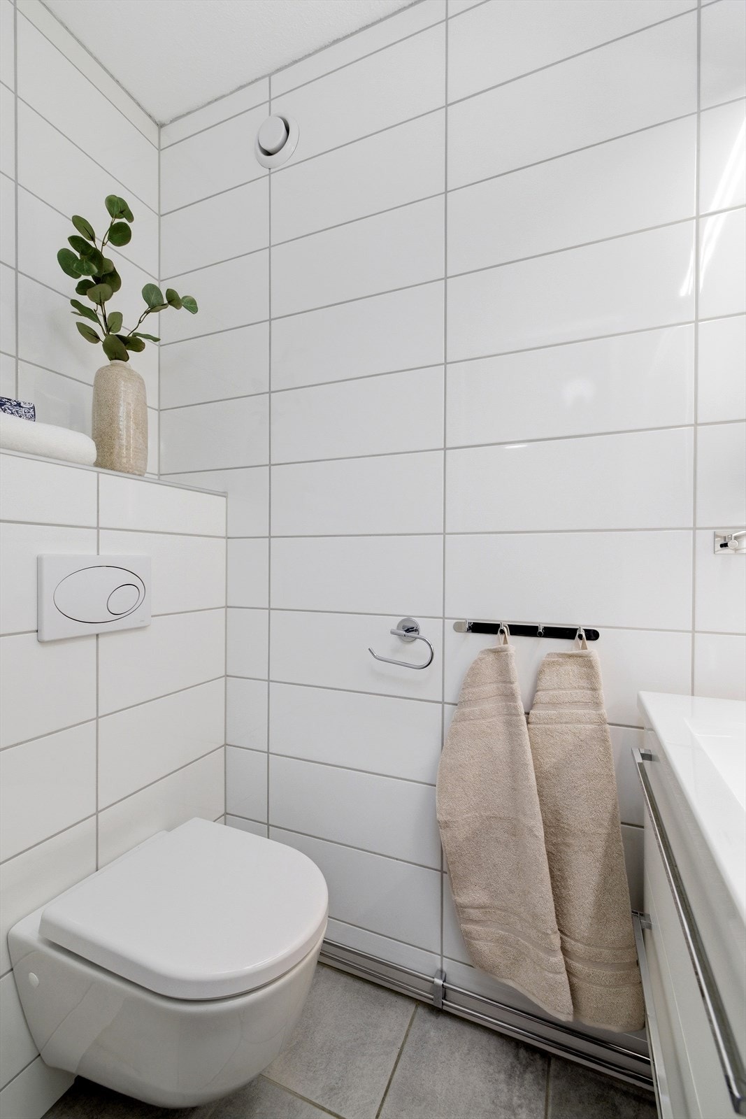 Separat toalettrom, rehabilitert i 2014 med vegghengt toalett og varmekabler i gulvet. Galleribilde