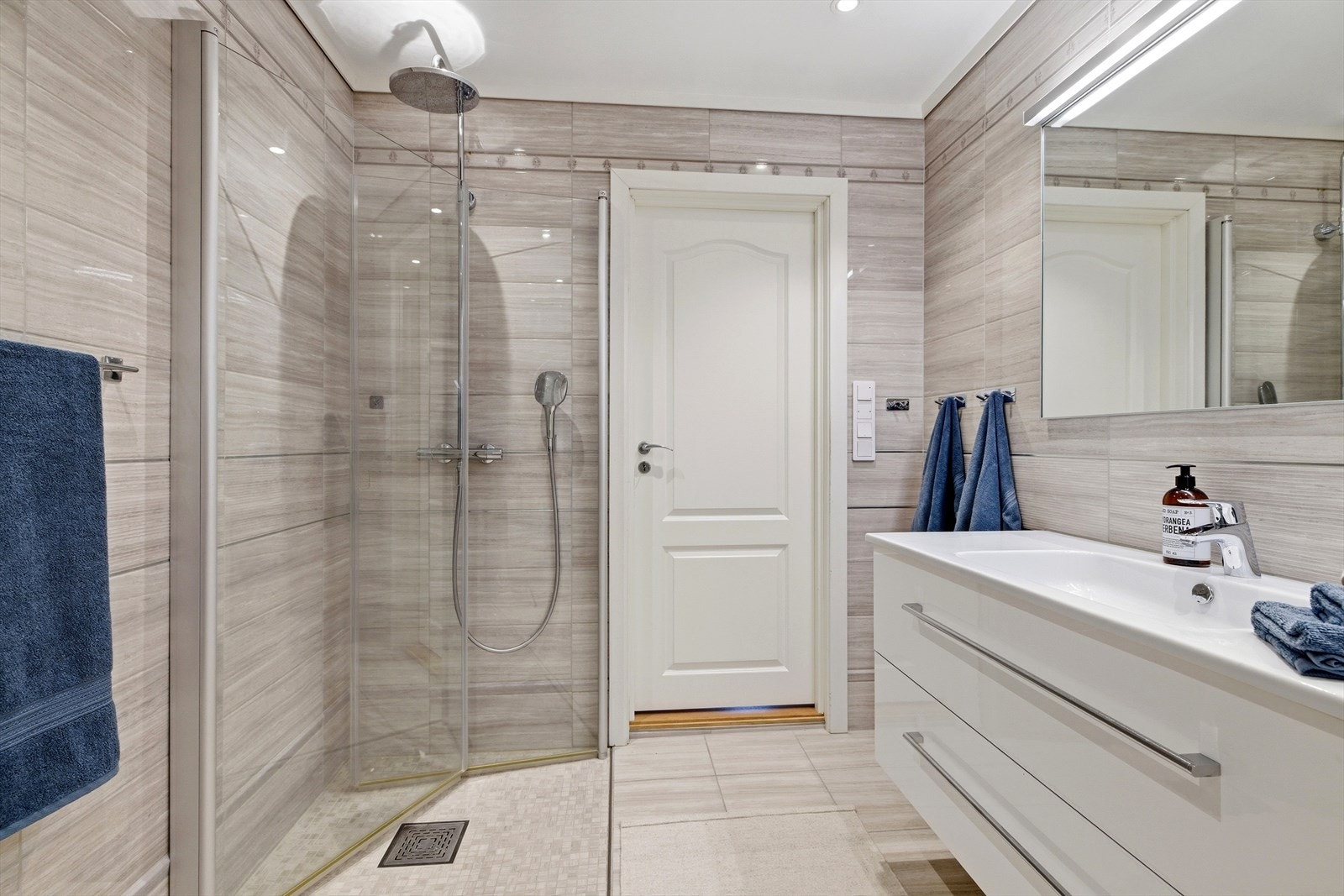 Badet ble helfliset av fagfolk i 2018 og har elektriske varmekabler i gulvet. Galleribilde