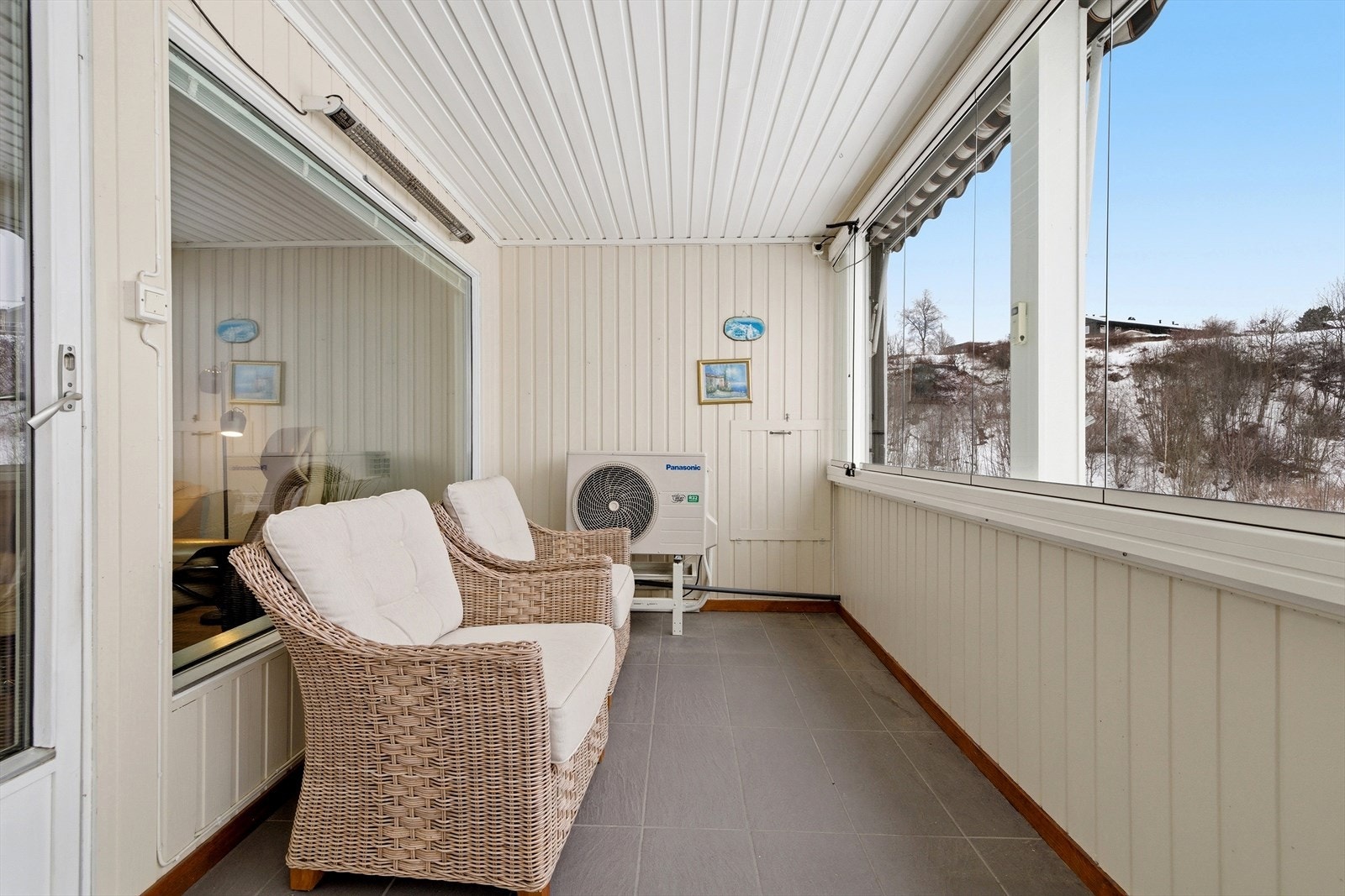 Den romslige balkongen på 14 m² fungerer som en forlengelse av stuen. Galleribilde