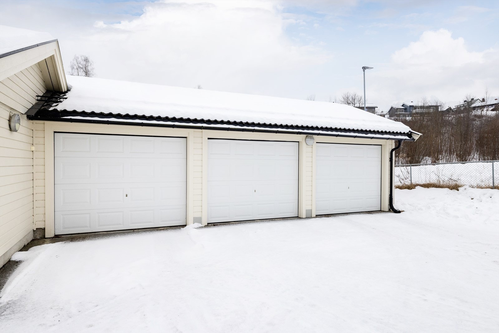 Det medfølger bruksrett til egen garasjeplass i felles anlegg med automatisk port. Galleribilde