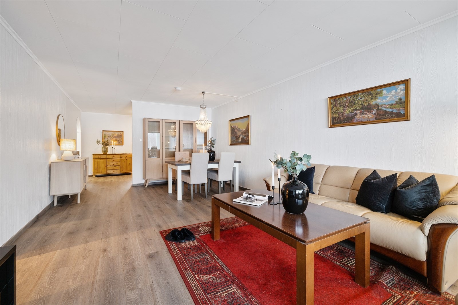 Den romslige stuen har gulv i laminat fra 2019 og god plass til møblering. Galleribilde