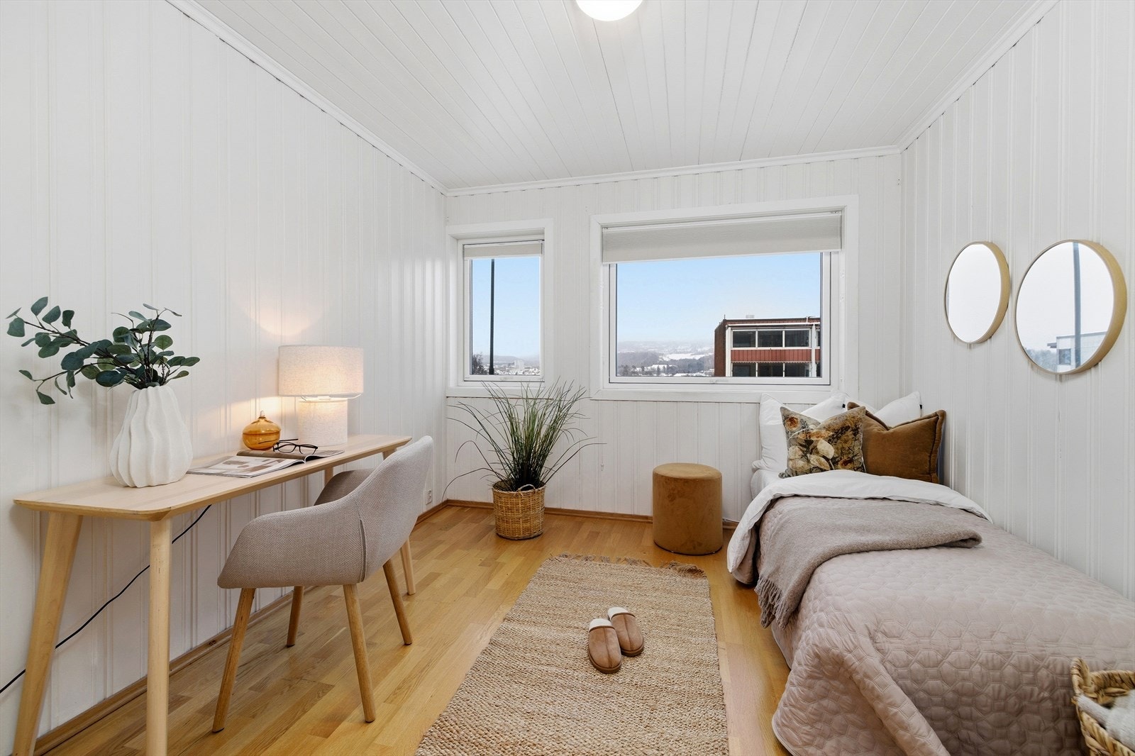 Leiligheten har to gode soverom. Dette rommet egner seg godt som barnerom eller kontor. Galleribilde