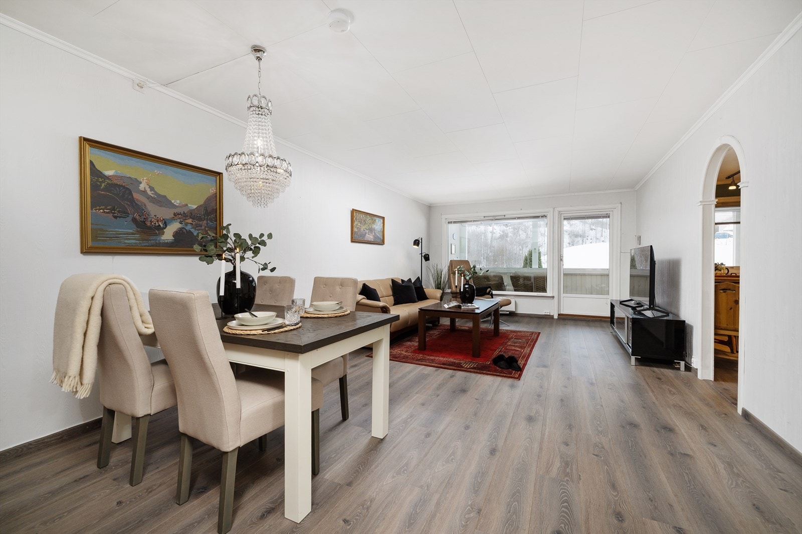 Her bor du sentralt i Hønefoss, i et rolig og etablert nabolag med lite trafikk. Galleribilde