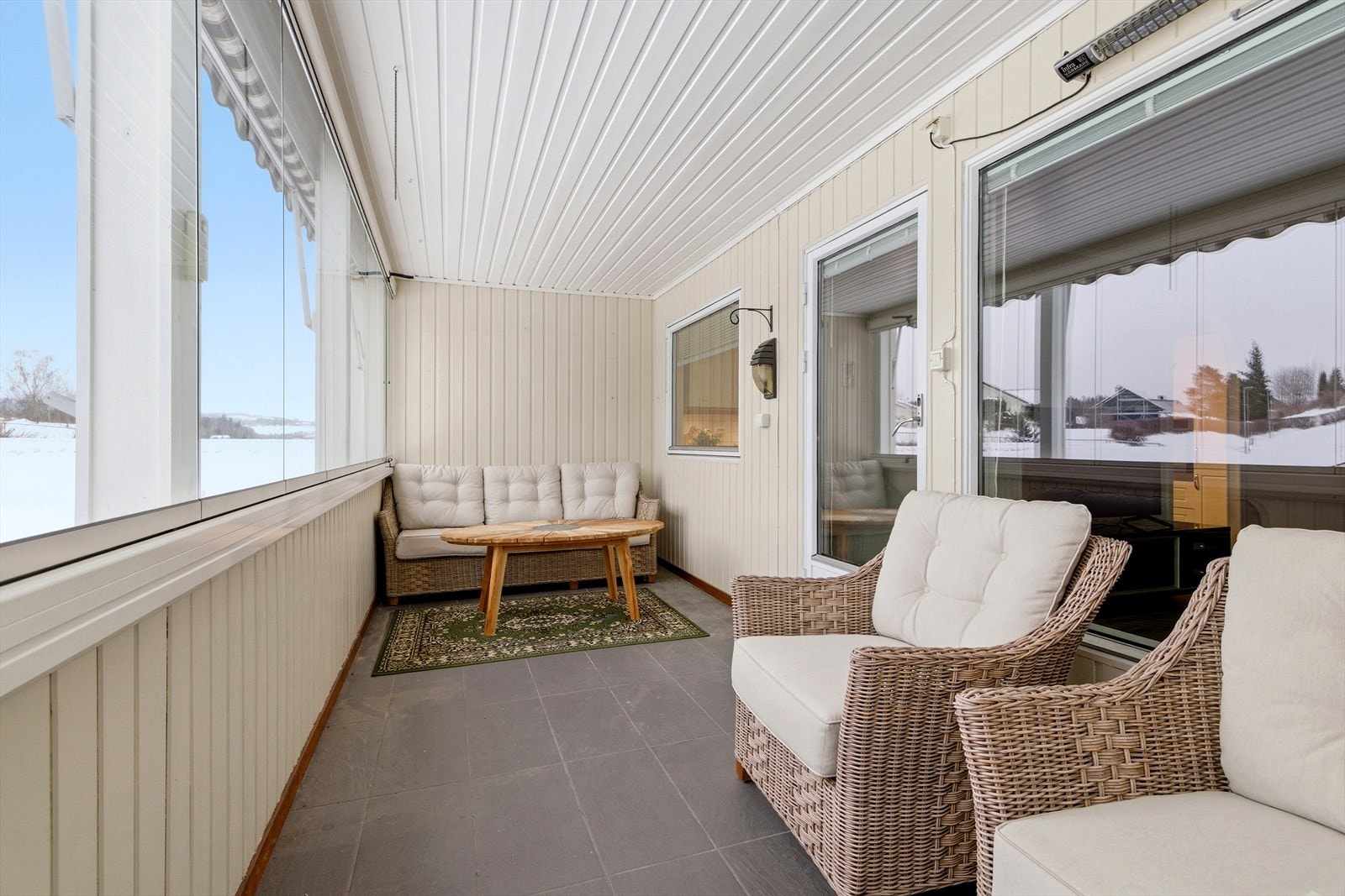 Balkongen har flislagt gulv og god plass til ulike sittegrupper. Galleribilde