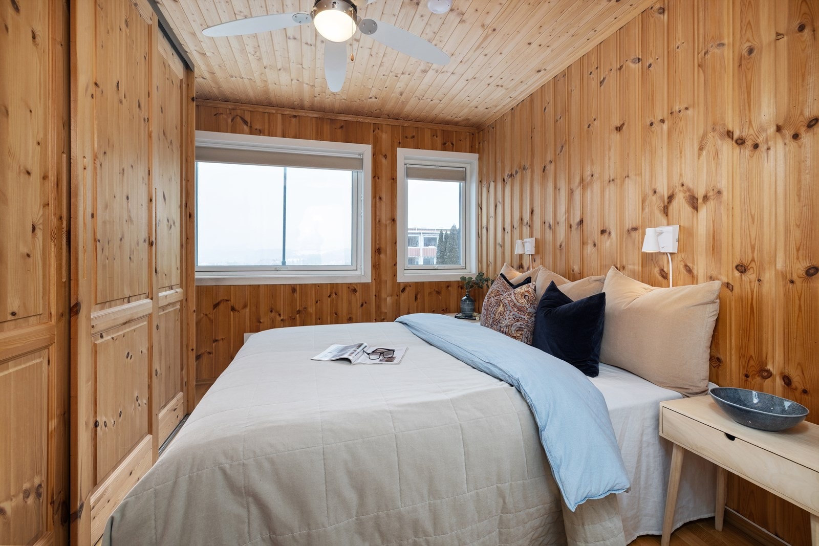 Hovedsoverommet har en romslig skyvedørsgarderobe for effektiv oppbevaring. Galleribilde