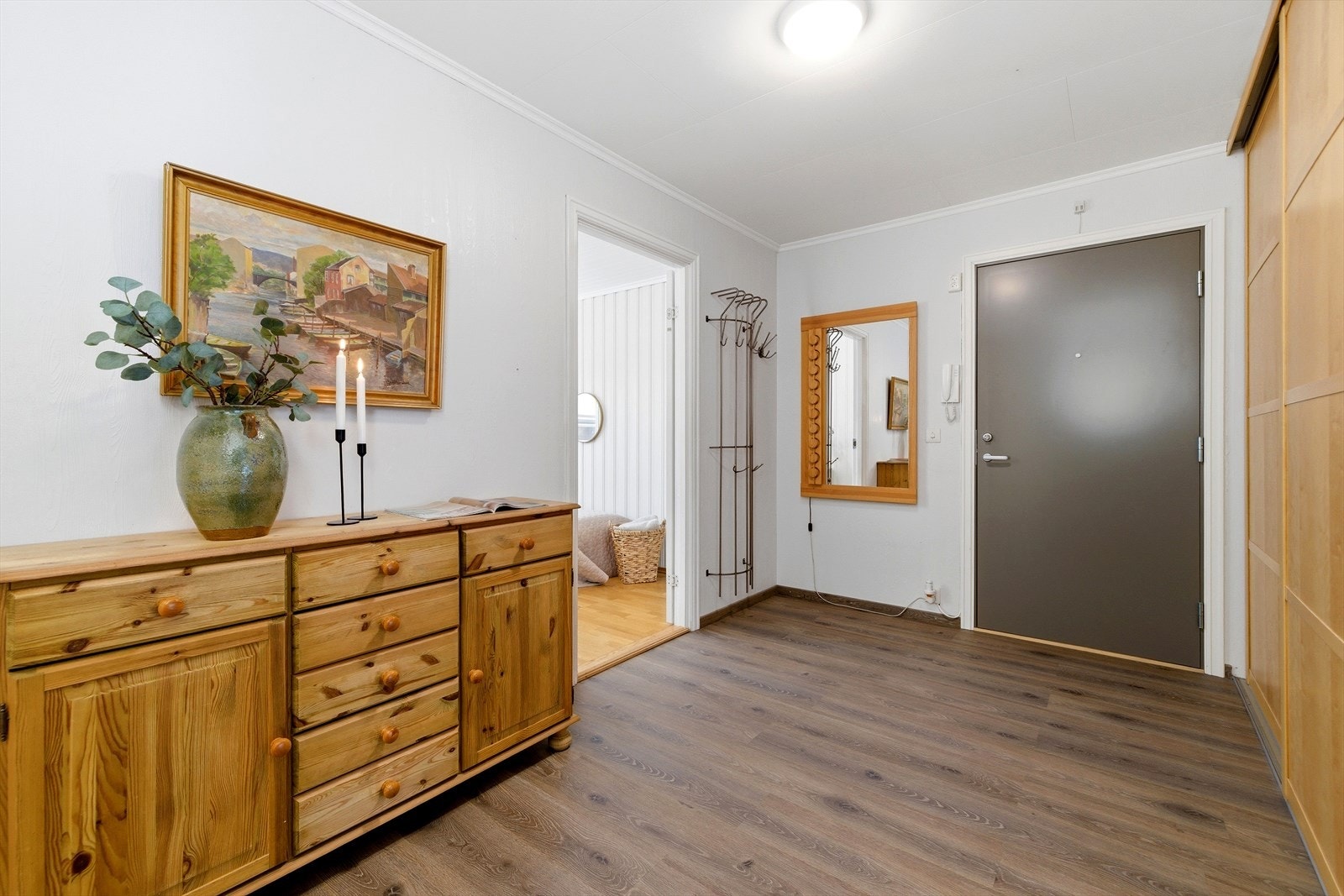 Innbydende entré med praktisk skyvedørsgarderobe og dørcalling med automatisk døråpner. Galleribilde