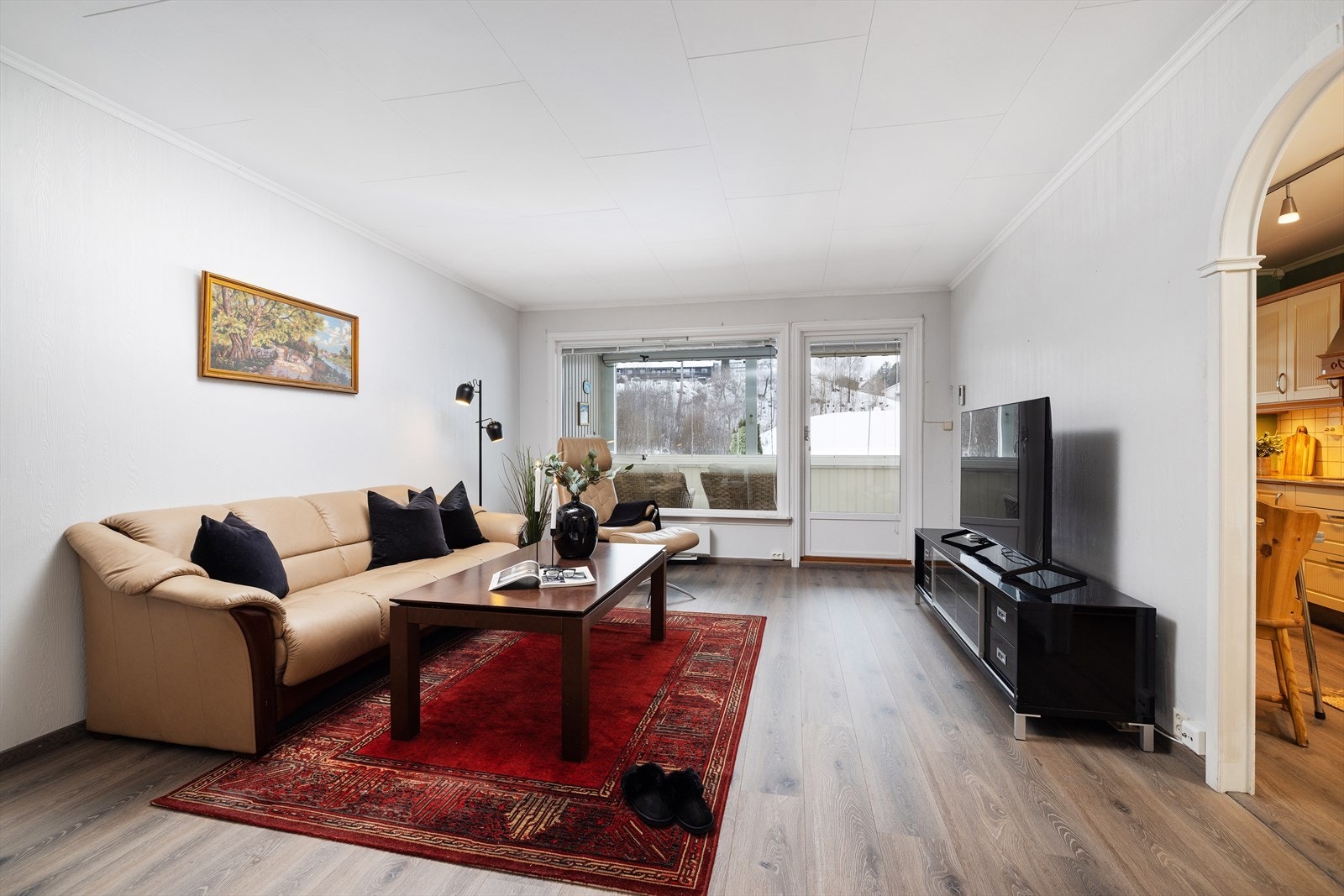 Fra stuen er det direkte utgang til den store, innglassede balkongen. Galleribilde