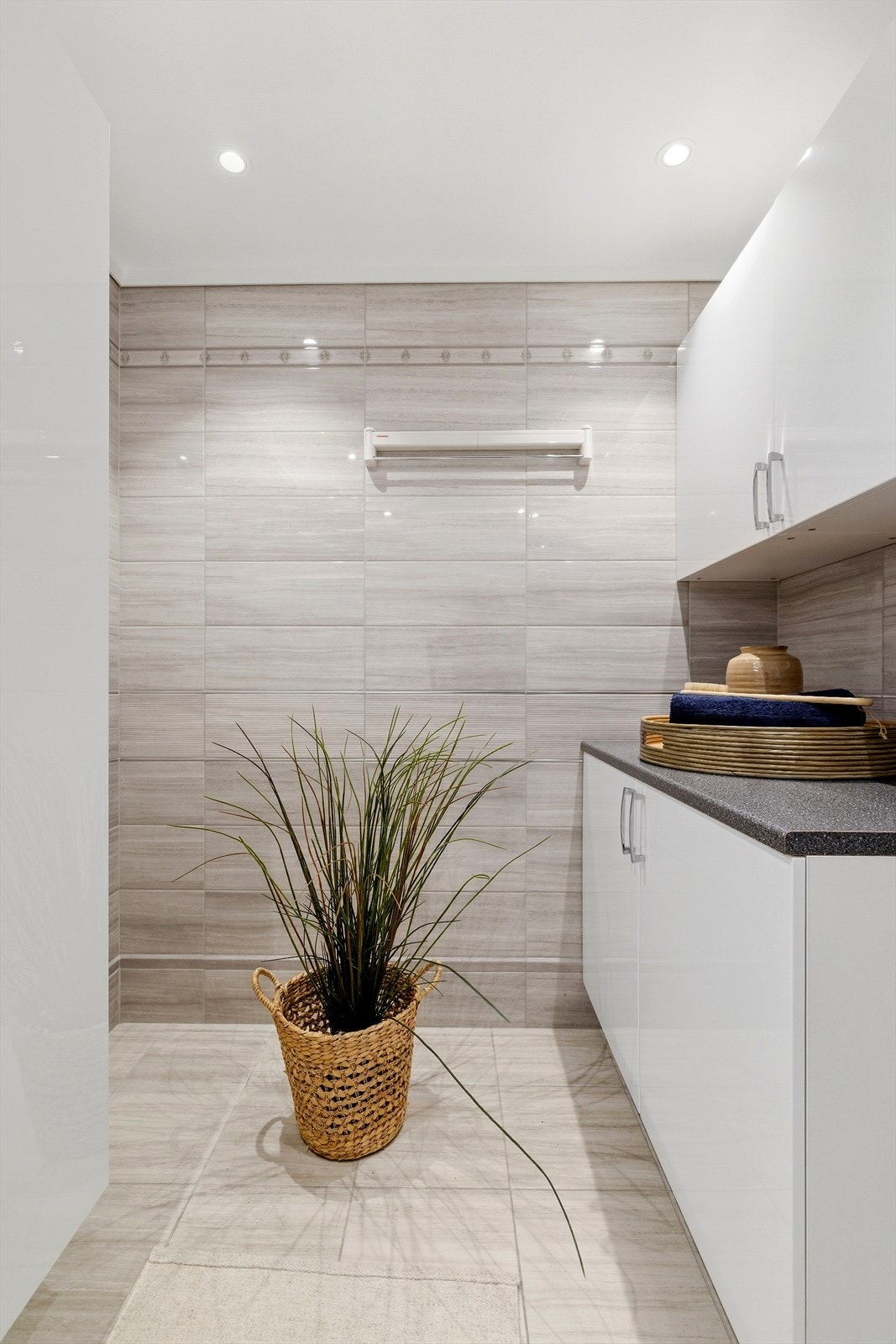 Her er det godt med skapplass og praktisk opplegg for vaskemaskin. Galleribilde