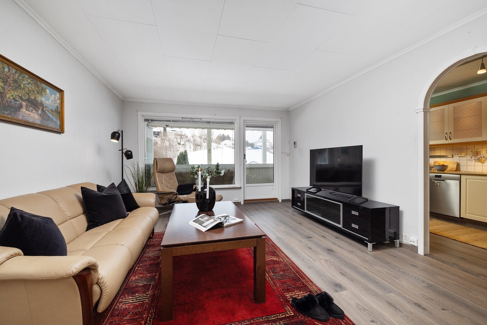 For effektiv oppvarming er stuen utstyrt med en energieffektiv Panasonic varmepumpe fra 2022. Galleribilde