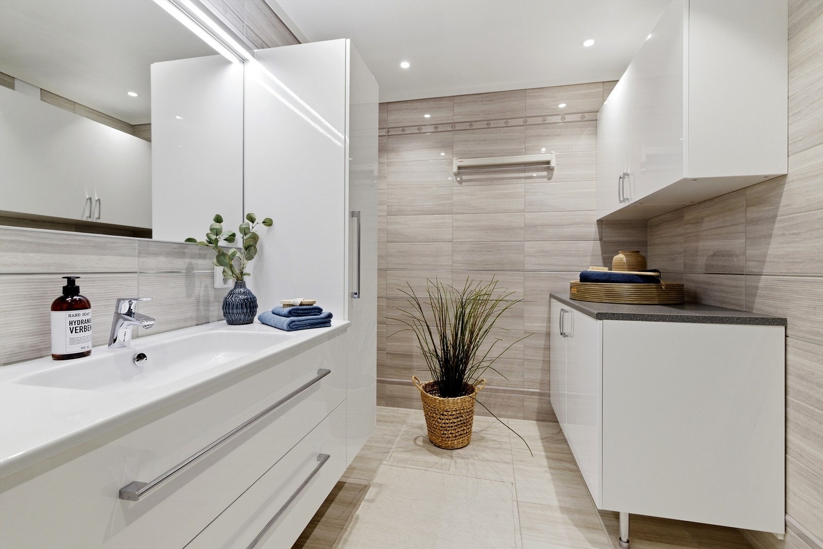 Baderomsinnredning med nedfelt servant og downlights i himlingen for god belysning. Galleribilde