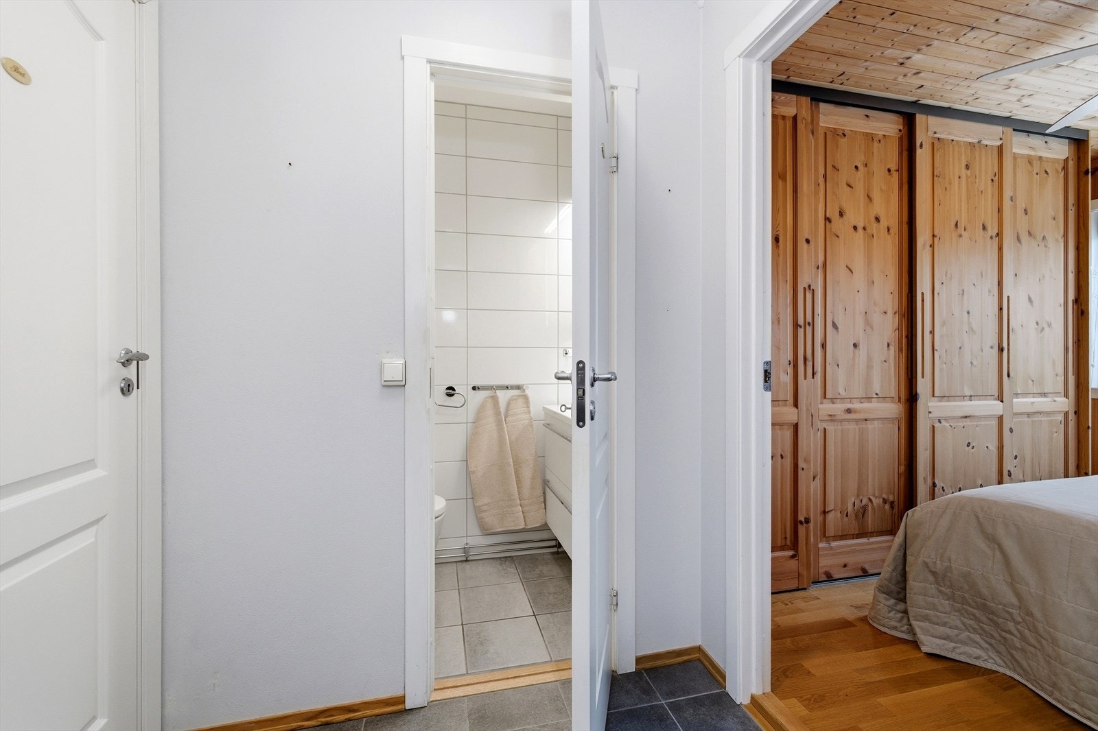 Leiligheten har en god romfordeling med soverommene adskilt fra oppholdsrommene. Galleribilde