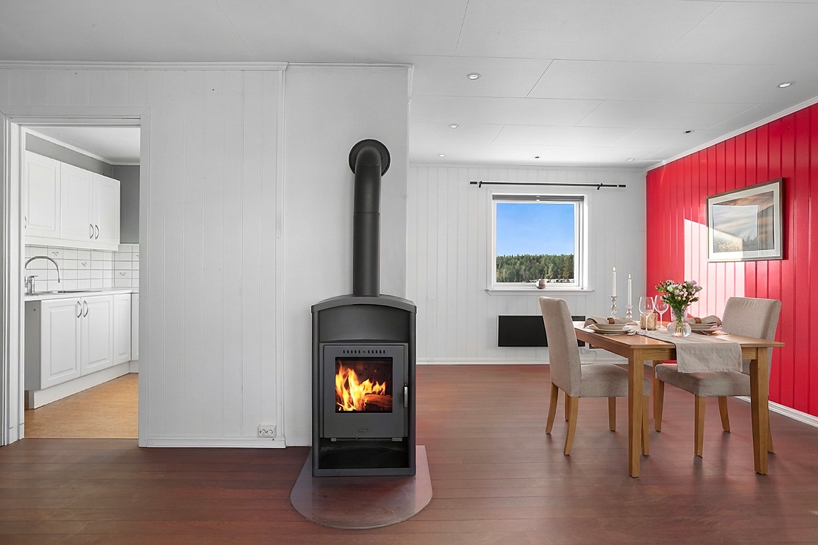Hyggelig stue med vedovn(digital styling av spisebord) Galleribilde