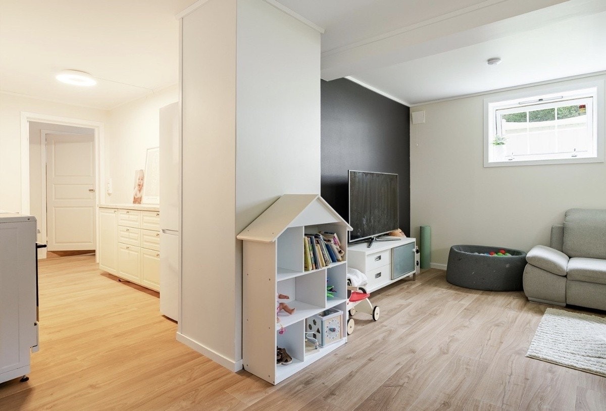 Stuen og kjøkkenet ligger i åpen løsning, med lysegrå vegger og 1-stavs laminatgulv Galleribilde