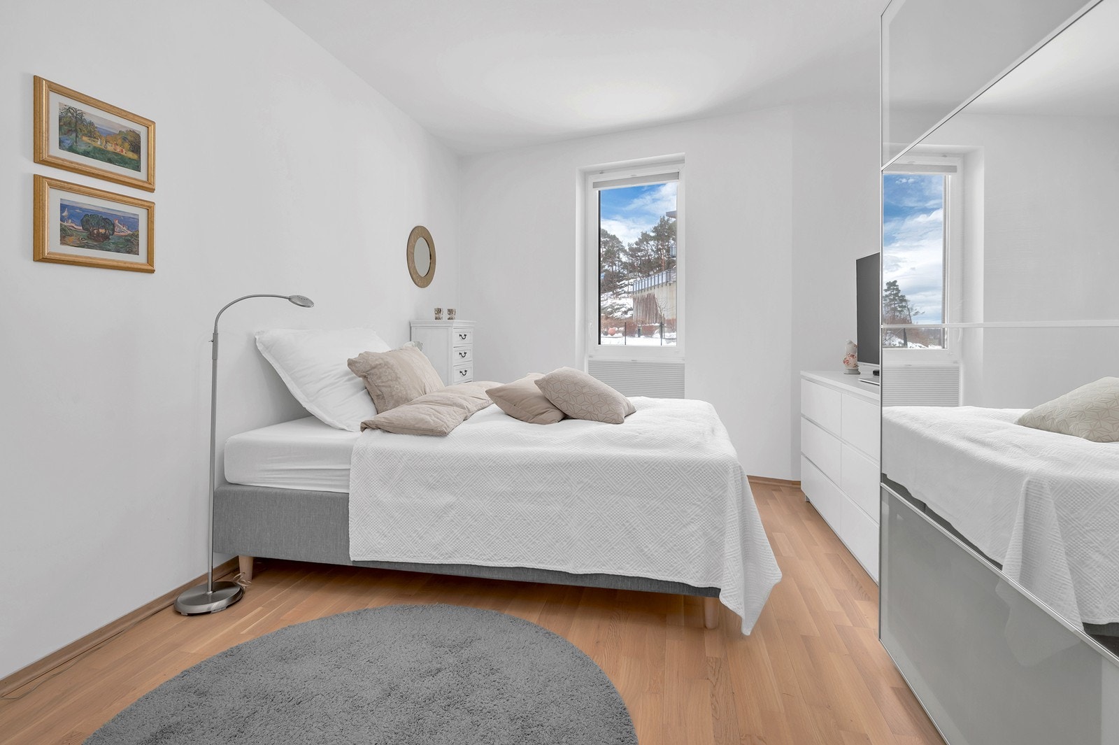 God plass til dobbeltseng, kommode og garderobe. Galleribilde