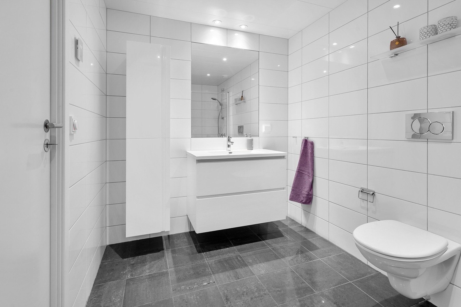 Pent fliselagt bad. Galleribilde