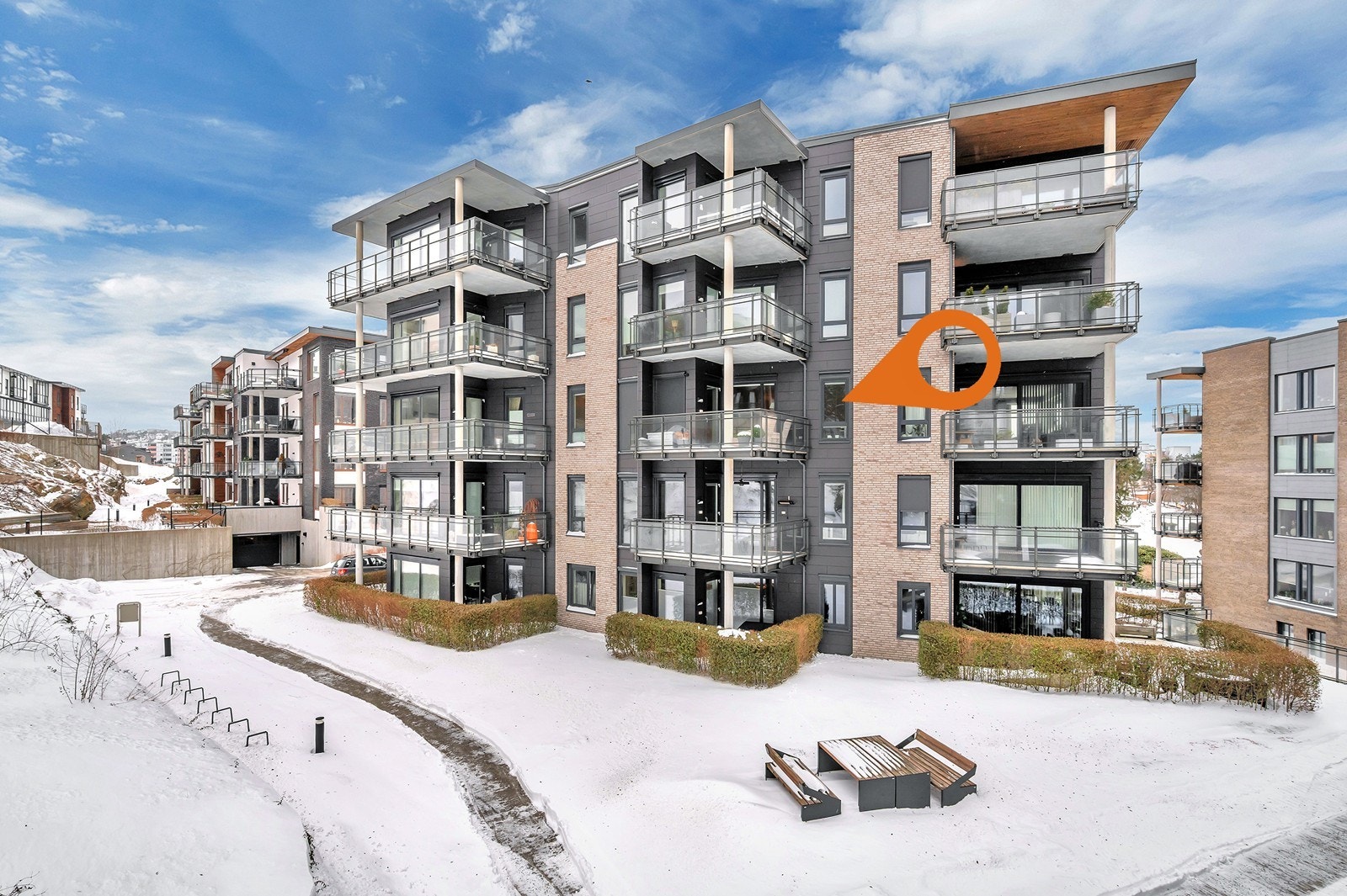 3-roms leilighet med balkong, sjøgløtt og fast parkeringsplass i lukket garasjeanlegg. Galleribilde